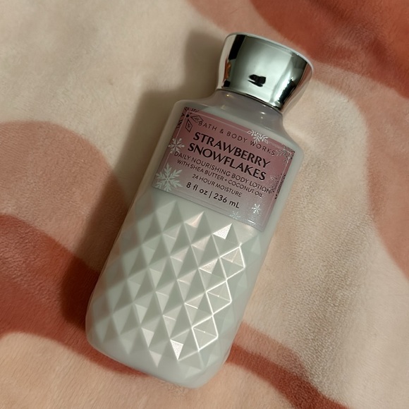 Bath & Body Works Strawberry Snowflakes Body Lotion ❄️🍓 - Picture 2 of 6